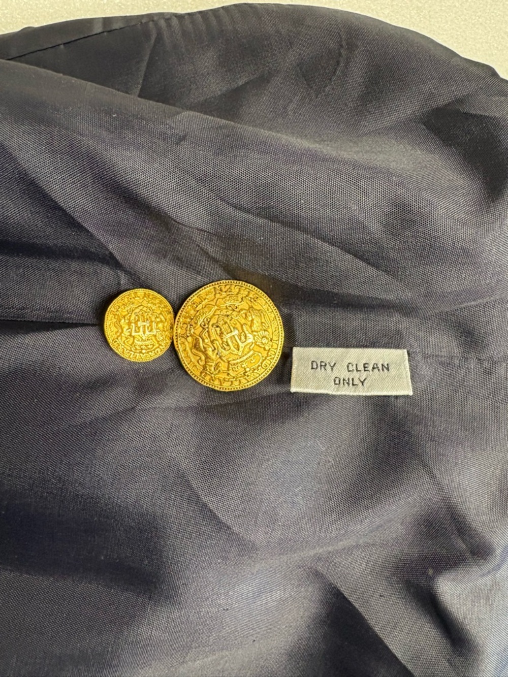 Ellen Tracy Navy Blazer with Gold Crest. 80s VINTAGE w/ 2 extra buttons - Picture 12 of 13